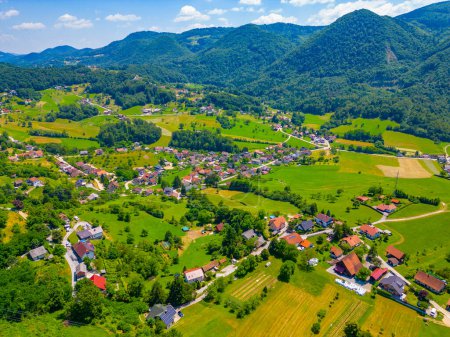 Vista aérea del campo en la región de Celje, Eslovenia