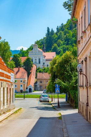 Farbenfrohe Fassaden im historischen Zentrum von Celje, Slowenien