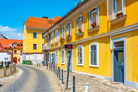 Farbenfrohe Fassaden im historischen Zentrum von Celje, Slowenien
