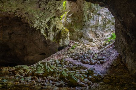 Zeljske jamy cuevas en el parque natural de Rakov Skocjan en Eslovenia