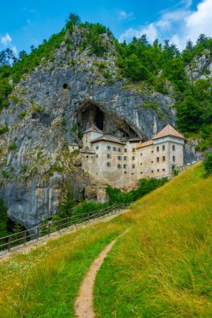 Téléchargez les photos : View of Predjama castle in Slovenia - en image libre de droit