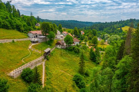 Panorama del pueblo de Predjama en Eslovenia