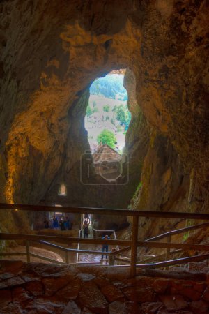 Höhle hinter der Burg Predjama in Slowenien