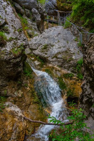Wasserfall auf dem Weg zum Partisanenkrankenhaus Franja in Slowenien