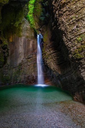 Blick auf den Wasserfall Kozjak in Slowenien