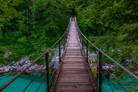 Puente de madera sobre el río Soca en Eslovenia
