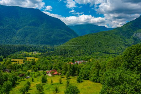 Téléchargez les photos : Vue panoramique sur la vallée de la rivière Soca en Slovénie - en image libre de droit