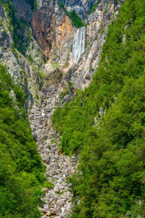 Cascada de Boka en Eslovenia durante el día soleado de verano