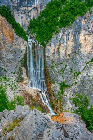 Téléchargez les photos : Cascade de Boka en Slovénie pendant la journée ensoleillée d'été - en image libre de droit