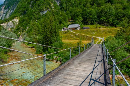 Puente de madera sobre el río Soca en Eslovenia
