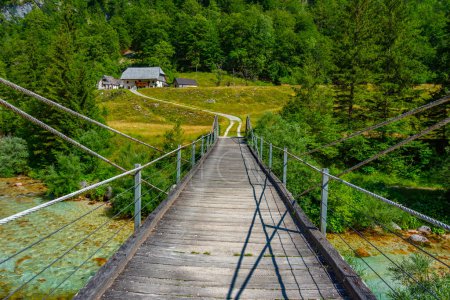Holzbrücke über den Fluss Soca in Slowenien