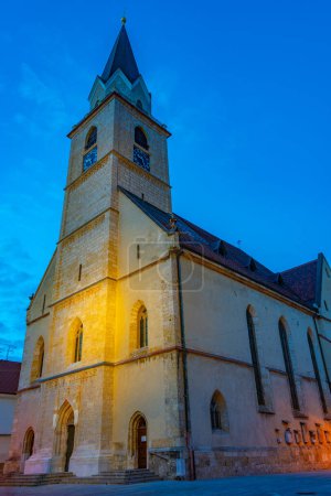 Nachtansicht der Kirche im Zentrum der slowenischen Stadt Kranj