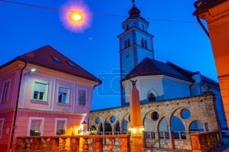 Téléchargez les photos : Coucher de soleil sur l'escalier et les arcades de Plecnik à Kranj, Slovénie - en image libre de droit