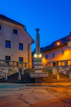 Vista al atardecer de las escaleras y arcadas de Plecnik en Kranj, Eslovenia