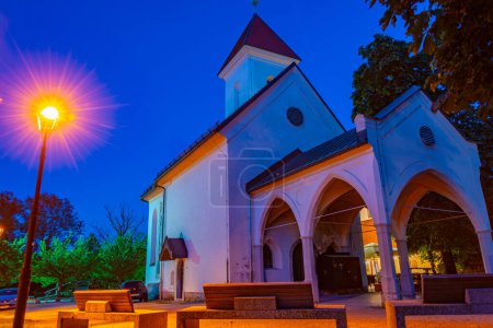 Vista nocturna de la Iglesia de San Sebastián, Fabián y Roch en Pungart en kranj, Eslovenia