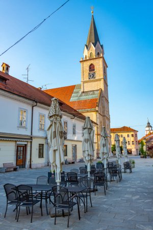 Eglise dans le centre de la ville slovène Kranj