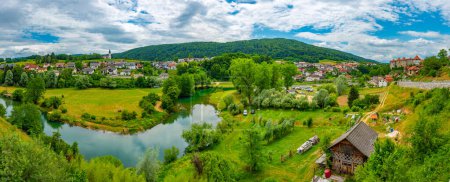 Zuzemberk Stadt in Slowenien während eines bewölkten Tages