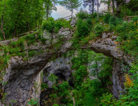 Puente natural en el parque natural de Rakov Skocjan en Eslovenia
