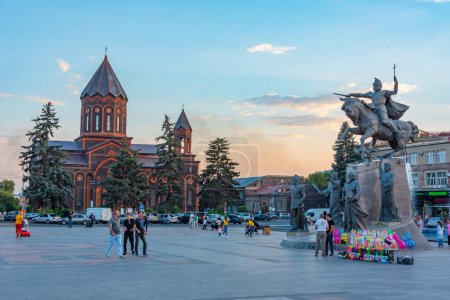 Téléchargez les photos : Gyumri, Arménie, 2 septembre 2023 : Coucher de soleil sur la place des Vardanants et l'église de tous les saints au centre de Gyumri, Arménie - en image libre de droit