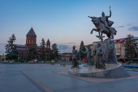 Téléchargez les photos : Gyumri, Arménie, 2 septembre 2023 : Coucher de soleil sur la place des Vardanants et l'église du saint Sauveur au centre de Gyumri, Arménie - en image libre de droit