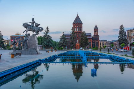 Téléchargez les photos : Gyumri, Arménie, 2 septembre 2023 : Coucher de soleil sur la place des Vardanants et l'église du saint Sauveur au centre de Gyumri, Arménie - en image libre de droit