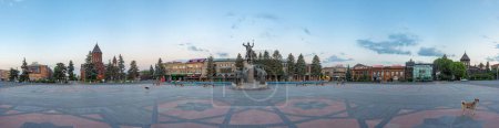 Téléchargez les photos : Gyumri, Arménie, 3 septembre 2023 : Coucher de soleil sur la place des Vardanants et l'église de tous les saints au centre de Gyumri, Arménie - en image libre de droit