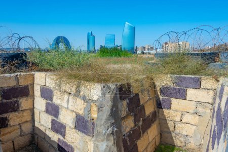 Foto de Bakú, Azerbaiyán, 16 de septiembre de 2023: Reconstrucción de una trinchera en el Parque de Trofeos Militares también conocido como Parque de Trofeos de Guerra en Bakú, Azerbaiyán - Imagen libre de derechos