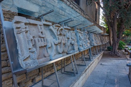 Téléchargez les photos : Bakou, Azerbaïdjan, 16 septembre 2023 : Ancienne caligraphie au Palais des Shirvanshahs à Bakou, Azerbaïdjan - en image libre de droit