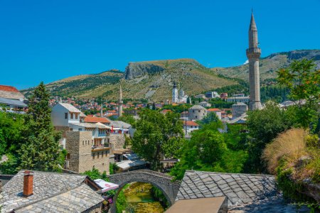 Téléchargez les photos : Mostar, Bosnie-Herzégovine, 14 juillet 2023 : Petit pont en pierre Kriva Cuprija à Mostar, Bosnie-Herzégovine - en image libre de droit