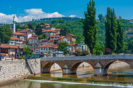 Téléchargez les photos : Sarajevo, Bosnie-Herzégovine, 15 juillet 2023 : Pont Sehercehaja dans la vieille ville de Sarajevo, Bosnie-Herzégovine - en image libre de droit