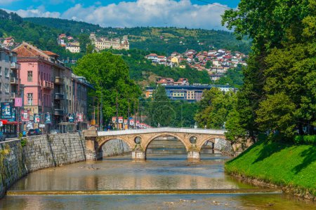 Téléchargez les photos : Sarajevo, Bosnie-Herzégovine, 15 juillet 2023 : Pont Sehercehaja dans la vieille ville de Sarajevo, Bosnie-Herzégovine - en image libre de droit