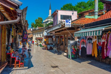 Foto de Sarajevo, Bosnia y Herzegovina, 16 de julio de 2023: Calle en el casco antiguo de Sarajevo, Bosnia y Herzegovina - Imagen libre de derechos