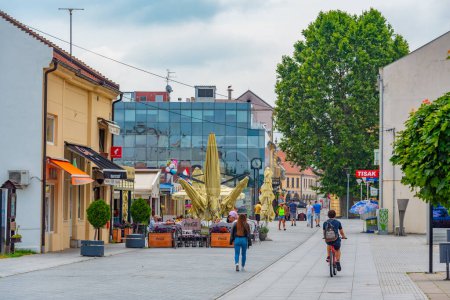 Foto de Vukovar, Croacia, 2 de julio de 2023: Calle en el centro de la ciudad croata Vukovar - Imagen libre de derechos