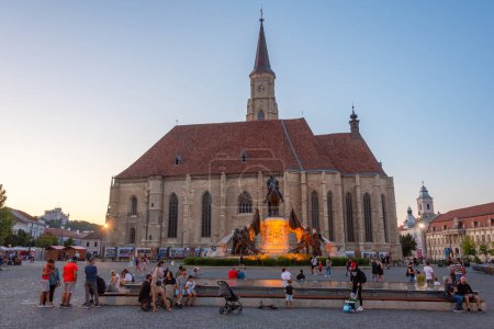 Téléchargez les photos : Cluj-Napoca, Roumanie, 12 août 2023 : Coucher de soleil sur l'église Saint-Michel de Cluj-Napoca, Roumanie - en image libre de droit