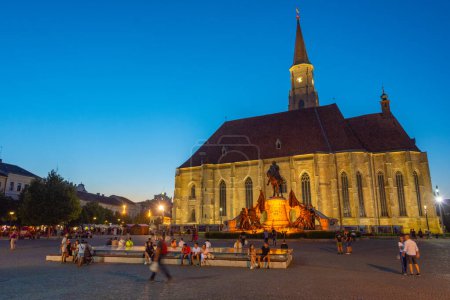 Téléchargez les photos : Cluj-Napoca, Roumanie, 12 août 2023 : Coucher de soleil sur l'église Saint-Michel de Cluj-Napoca, Roumanie - en image libre de droit