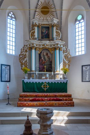 Foto de Saschiz, Rumania, 18 de agosto de 2023: Iglesia feorficada de San Esteban en la aldea rumana Saschiz - Imagen libre de derechos
