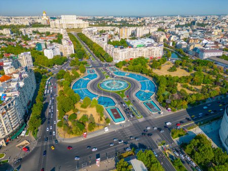 Téléchargez les photos : Bucarest, Roumanie, 21 août 2023 : Vue aérienne du boulevard Bulevardul Unirii menant au parlement roumain à Bucarest - en image libre de droit