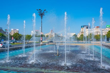 Téléchargez les photos : Bucarest, Roumanie, 21 août 2023 : Vue panoramique d'une fontaine sur la place Unirii à Bucarest, Roumanie - en image libre de droit