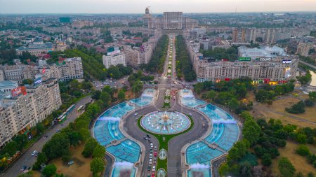 Téléchargez les photos : Bucarest, Roumanie, 21 août 2023 : Coucher de soleil sur le boulevard Bulevardul Unirii menant au parlement roumain à Bucarest - en image libre de droit
