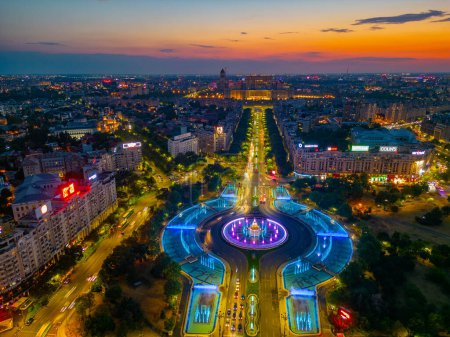 Téléchargez les photos : Bucarest, Roumanie, 21 août 2023 : Coucher de soleil sur le boulevard Bulevardul Unirii menant au parlement roumain à Bucarest - en image libre de droit