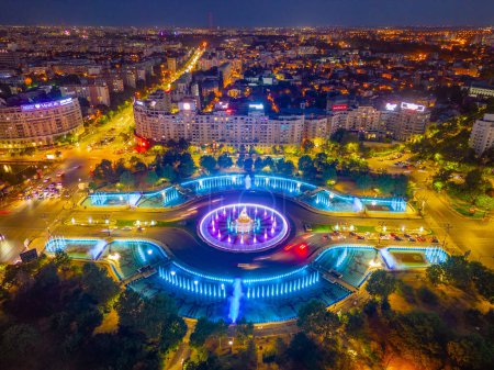 Téléchargez les photos : Bucarest, Roumanie, 21 août 2023 : Coucher de soleil vue panoramique d'une fontaine sur la place Unirii à Bucarest, Roumanie - en image libre de droit