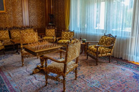 Foto de Bucarest, Rumania, 22 de agosto de 2023: Cámaras decoradas de la Casa de Ceausescu en Bucarest, Rumania - Imagen libre de derechos