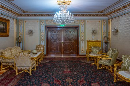 Foto de Bucarest, Rumania, 22 de agosto de 2023: Cámaras decoradas de la Casa de Ceausescu en Bucarest, Rumania - Imagen libre de derechos