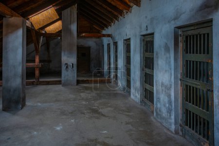 Foto de Nis, Serbia, 27 de julio de 2023: Interior de un museo del campo de concentración de la Cruz Roja en Nis, Serbia - Imagen libre de derechos