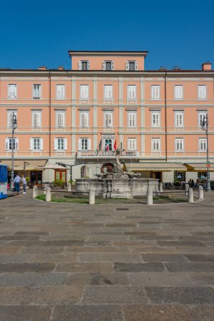 Foto de Trieste, Italia, 21 de junio de 2023: Fuente en Piazza del Ponterosso, ciudad italiana Trieste - Imagen libre de derechos