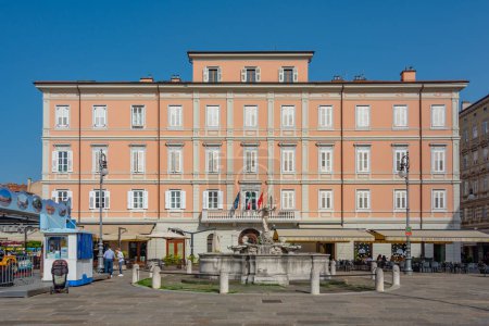 Foto de Trieste, Italia, 21 de junio de 2023: Fuente en Piazza del Ponterosso, ciudad italiana Trieste - Imagen libre de derechos