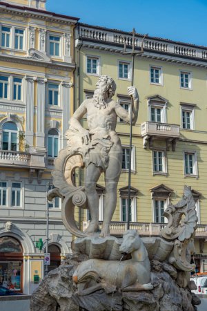 Téléchargez les photos : Trieste, Italie, 21 juin 2023 : La fontaine Neptune sur la Piazza della Borsa dans le centre de la ville italienne Trieste - en image libre de droit
