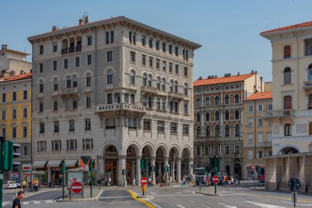 Téléchargez les photos : Trieste, Italie, 22 Juin 2023 : Vue aérienne de Piazza Carlo Goldoni dans la ville italienne Trieste - en image libre de droit