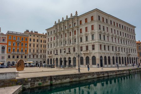 Foto de Trieste, Italia, 22 de junio de 2023: Monumento al austriaco Thaller en Trieste, Italia - Imagen libre de derechos