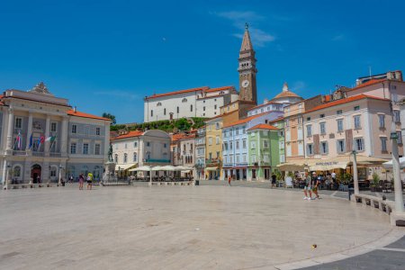 Téléchargez les photos : Piran, Slovénie, 23 juin 2023 : Vue d'une journée d'été à la Plaza Tartini dans la ville slovène Piran - en image libre de droit